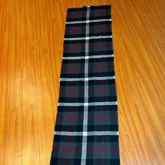 Express Plaid (Black,White,Red,Gray) Scarf NWT - Picture 7 of 9